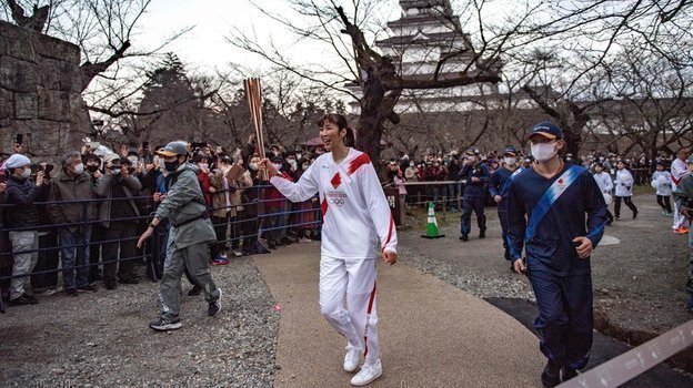 Волейболистка из Японии Мотоко Ообаяси во время эстафеты олимпийского огня. Фото AFP Волейболистка из Японии Мотоко Ообаяси во время эстафеты олимпийского огня. Фото AFP