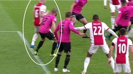 Гол «Аякса» правильно отменен из-за офсайда. Но это неправильно, потому что офсайда не было