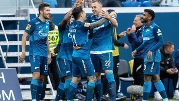 24 апреля. Санкт-Петербург. «Зенит» — «Ротор» — 6:0. Себастьян Дриусси обнимает Артема Дзюбу.