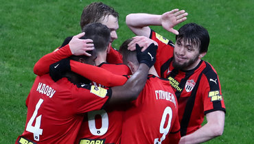 24 апреля. Москва. «Динамо» — «Химки» — 0:1. Максим Глушенков принмает поздравления от одноклубников.