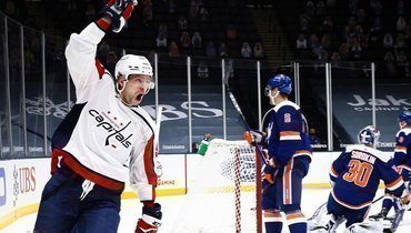 25 апреля. «Айлендерс» — «Вашингтон» — 3:6. Евгений Кузнецов празднует заброшенную шайбу.