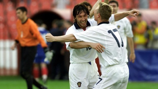 25 апреля 2001 года. Белград. Югославия — Россия— 0:1. Александр Мостовой и Владимир Бесчастных. Фото Григорий Филиппов, - 25 апреля 2001 года. Белград. Югославия — Россия— 0:1. Александр Мостовой и Владимир Бесчастных. Фото Григорий Филиппов, -