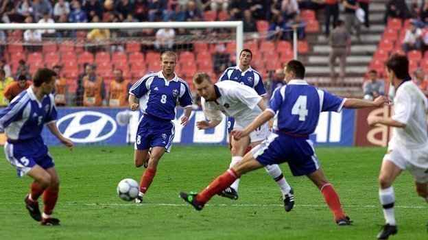 25 апреля 2001 года. Белград. Югославия — Россия— 0:1. Владимир Бесчастных (в белом). Фото Григорий Филиппов, - 25 апреля 2001 года. Белград. Югославия — Россия— 0:1. Владимир Бесчастных (в белом). Фото Григорий Филиппов, -