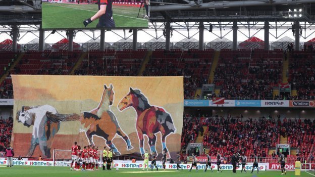 Перформанс фанатов «Спартака» на матче против ЦСКА: охотник Тедеско на сафари подстрелил лошадь. Фото Александр Федоров, «СЭ» / Canon EOS-1D X Mark II Перформанс фанатов «Спартака» на матче против ЦСКА: охотник Тедеско на сафари подстрелил лошадь. Фото Александр Федоров, «СЭ» / Canon EOS-1D X Mark II
