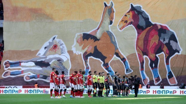 Перформанс фанатов «Спартака» на матче против ЦСКА: охотник Тедеско на сафари подстрелил лошадь. Фото Александр Федоров, «СЭ» / Canon EOS-1D X Mark II Перформанс фанатов «Спартака» на матче против ЦСКА: охотник Тедеско на сафари подстрелил лошадь. Фото Александр Федоров, «СЭ» / Canon EOS-1D X Mark II