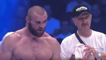 Константин Глухов и Юрий Рыжиков (справа) в перерыве боя с Александром Емельяненко.