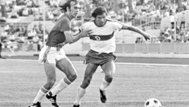 8 июля 1981 года. Москва. ЦСКА — «Динамо» М — 0:2. Дебютант армейцев Вагиз Хидиятуллин (слева) против Александра Маховикова.