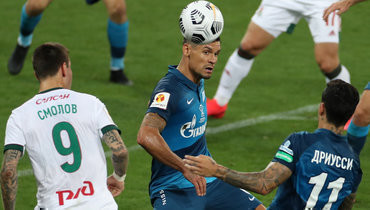 Деян Ловрен (в центре) против Федора Смолова.