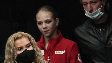 Этери Тутберидзе, Александра Трусова и Евгений Плющенко (слева направо) на этапе Кубка России в октябре 2020 года.