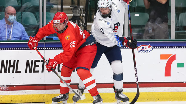 Нападающий юниорской сборной России Данила Юров (слева). Фото IIHF Нападающий юниорской сборной России Данила Юров (слева). Фото IIHF