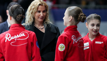 Кадр чемпионата Европы-2020: Этери Тутберидзе (вторая слева) и ее фигуристки Анна Щербакова, Александра Трусова и Алена Косторная (слева направо).