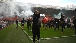 Фанаты захватили «Олд Траффорд» и сорвали матч «МЮ» с «Ливерпулем». Протесты против владельцев вышли на новый уровень