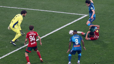 2 мая. Санкт-Петербург. «Зенит» — «Локомотив». Сердар Азмун атакует ворота Гильерме в первом результативном выпаде питерцев.