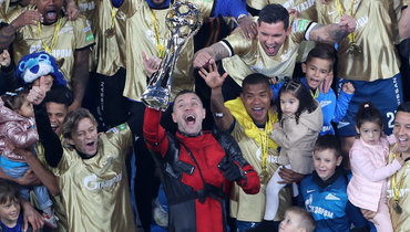 2 мая. Санкт-Петербург. «Зенит» — «Локомотив» — 6:1. Артем Дзюба в костюме Дэдпула празднует с одноклубниками чемпионство.