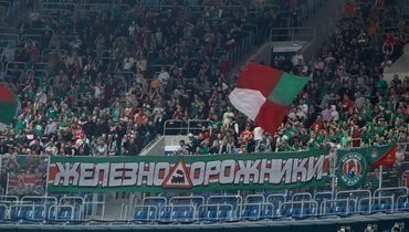 Болельщики "Локомотива" на матче с "Зенитом".