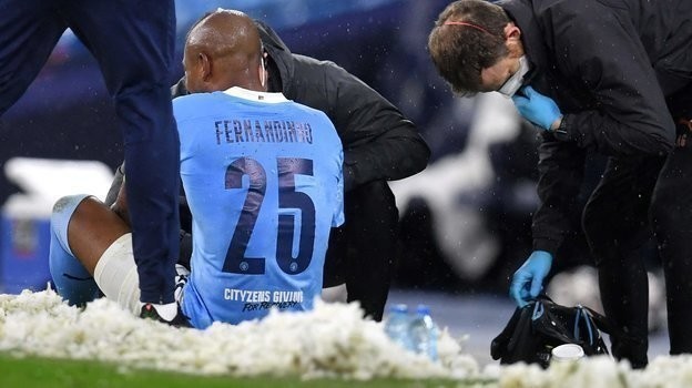 Фернандинью получает помощь врачей после фола Анхеля Ди Марии. Фото AFP Фернандинью получает помощь врачей после фола Анхеля Ди Марии. Фото AFP