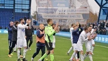 Игроки «Оренбурга» на домашнем стадионе, который не прошел лицензирование РПЛ.