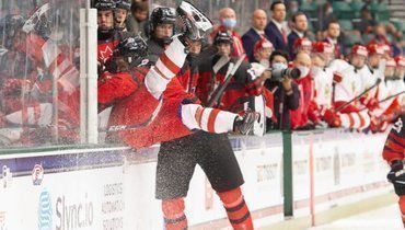 7 мая. Фриско. Канада U18 — Россия U18 — 5:3. Силовой прием канадского хоккеиста.