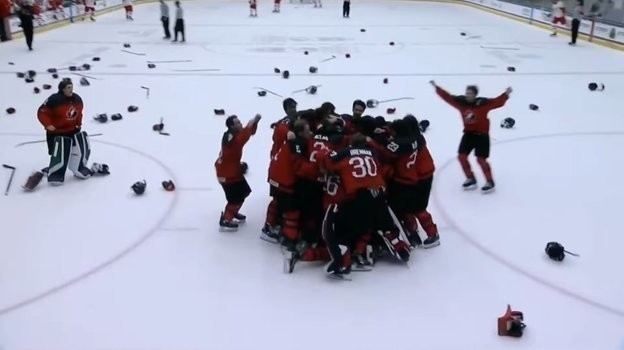 7 мая. Фриско. Канада U18 — Россия U18 — 5:3. Радость канадских хоккеистов после победы на ЮЧМ-2021. Фото ИИХФ 7 мая. Фриско. Канада U18 — Россия U18 — 5:3. Радость канадских хоккеистов после победы на ЮЧМ-2021. Фото ИИХФ