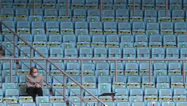 Одинокий болельщик на трибуне матча РПЛ.