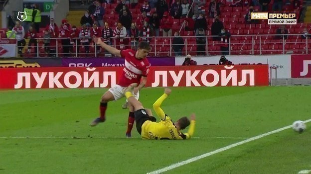 Максим Глушенков бьет Айртона левой ногой в область паха. Максим Глушенков бьет Айртона левой ногой в область паха.