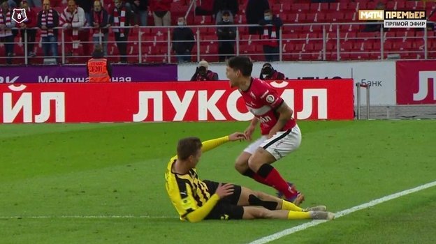 Максим Глушенков бьет Айртона левой ногой в область паха. Максим Глушенков бьет Айртона левой ногой в область паха.