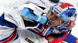 На чемпионат мира сборная поедет с вратарями из КХЛ. Все пропало или ничего страшного?