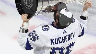 Никита Кучеров с Кубком Стэнли.