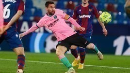 «Барселона» с треском вылетела из чемпионской гонки. У Месси гол и результативная ошибка