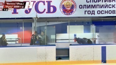 Двое зрителей матча спустились к скамейкам и накинулись на бригаду арбитров встречи.