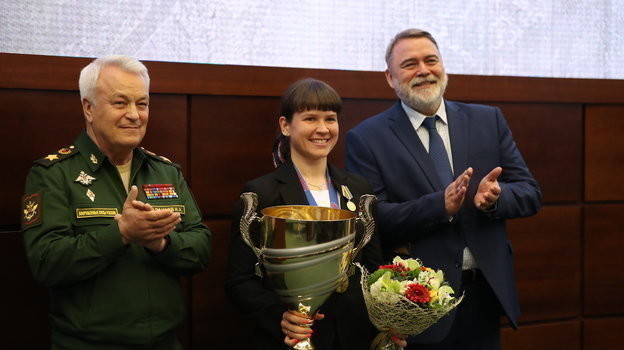 Заместитель Министра обороны Николай Панков, капитан женской команды РК ЦСКА Надежда Созонова и председатель Высшего совета Федерации регби России Игорь Артемьев с кубком чемпионок России по регби-2020/21. Фото Владимир Лодяков Заместитель Министра обороны Николай Панков, капитан женской команды РК ЦСКА Надежда Созонова и председатель Высшего совета Федерации регби России Игорь Артемьев с кубком чемпионок России по регби-2020/21. Фото Владимир Лодяков