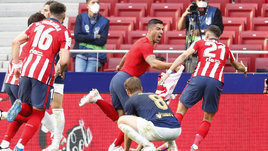 Невероятная интрига в Испании: «Реал» лидировал 20 минут, но Суарес вернул «Атлетико» на первое место. «Барселона» утешится 30-м голом Месси
