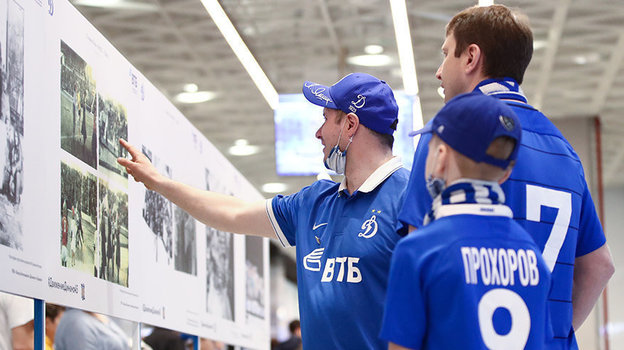 Болельщики изучают фотовыставку. Фото Дарья Исаева, «СЭ» / Canon EOS-1D X Mark II Болельщики изучают фотовыставку. Фото Дарья Исаева, «СЭ» / Canon EOS-1D X Mark II