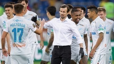 Сергей Семак с футболистами «Зенита».