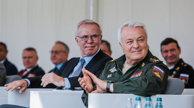 Заместитель Министра обороны Российской Федерации генерал армии Николай Панков (справа) и первый заместитель председателя комитета Государственной Думы по физической культуре, спорту, туризму и делам молодежи, выпускник ВИФК полковник Вячеслав Фетисов. Заместитель Министра обороны Российской Федерации генерал армии Николай Панков (справа) и первый заместитель председателя комитета Государственной Думы по физической культуре, спорту, туризму и делам молодежи, выпускник ВИФК полковник Вячеслав Фетисов.