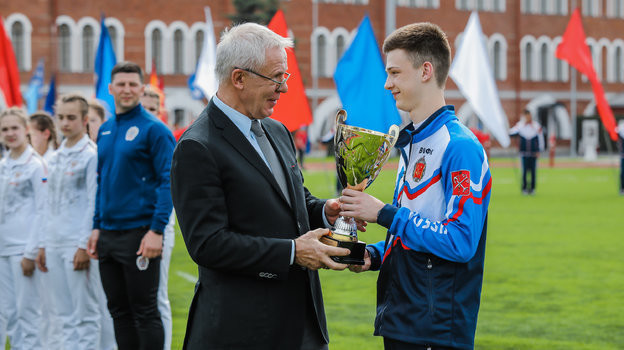 Вячеслав Фетисов награждает юных спортсменов. Вячеслав Фетисов награждает юных спортсменов.