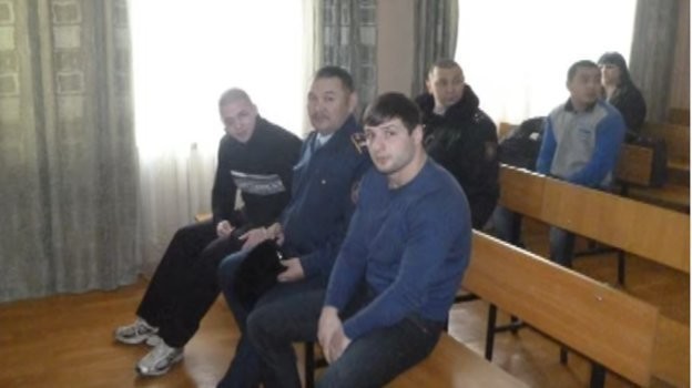Артем Резников (слева, сидит в конце скамьи) в суде после избиения в тюрьме. Артем Резников (слева, сидит в конце скамьи) в суде после избиения в тюрьме.