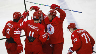 21 мая. Рига. Россия — Чехия — 4:3. Антона Бурдасова поздравляют с первой шайбой на ЧМ.