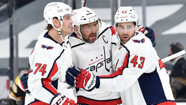 Александр Овечкин (в центре).