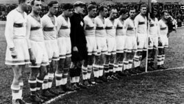 Судьи все в белом, у «Спартака» тренер-иностранец, «Динамо» — чемпион. 85 лет первому чемпионату СССР