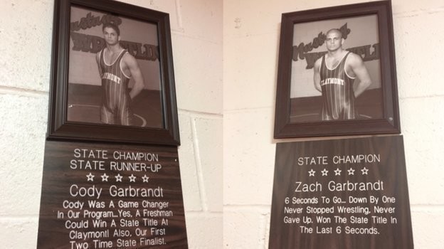 Почетные рамки в честь братьев Гарбрандт на стенах Claymont High School. Фото bleacherreport.com Почетные рамки в честь братьев Гарбрандт на стенах Claymont High School. Фото bleacherreport.com