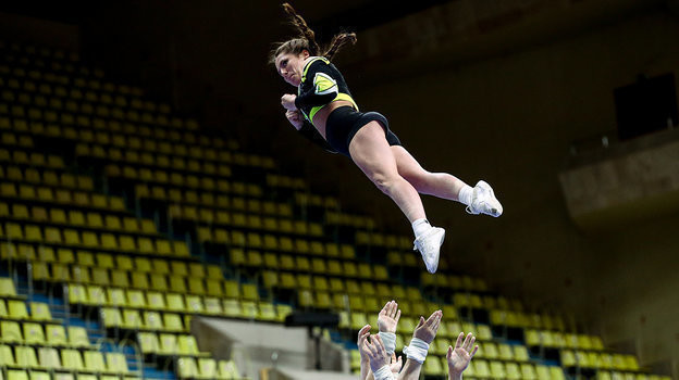 Девушки-черлидерши во время выступления. Фото Дарья Исаева, «СЭ» / Canon EOS-1D X Mark II Девушки-черлидерши во время выступления. Фото Дарья Исаева, «СЭ» / Canon EOS-1D X Mark II