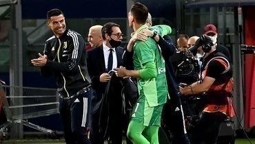 23 мая. Болонья. «Болонья» — «Ювентус» — 0:4. Радость Криштиану Роналду и игроков «Ювентуса» после выхода в Лигу чемпионов.