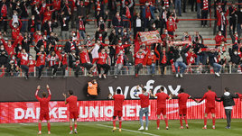 Культовая немецкая команда впервые за 20 лет вышла в еврокубки. Игроки отмечали успех пивом прямо на поле