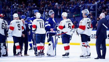 27 мая. «Тампа-Бэй» — «Флорида» — 4:0. Рукопожатие игроков после матча.