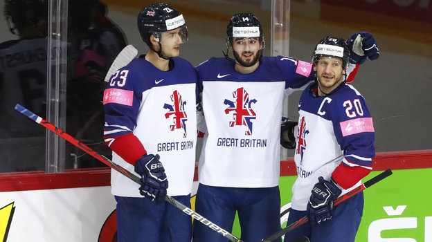 Лиам Керк (в центре) с партнерами по сборной Полом Суиндлхерстом и Джонатаном Филлипсом.. Фото Reuters Лиам Керк (в центре) с партнерами по сборной Полом Суиндлхерстом и Джонатаном Филлипсом.. Фото Reuters