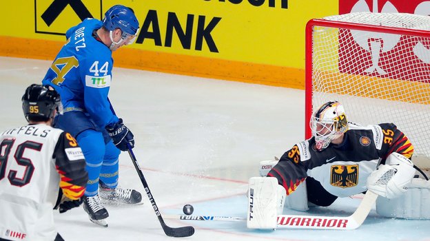 Даррен Диц против голкипера сборной Германии Матиаса Нидербергера. Фото AFP Даррен Диц против голкипера сборной Германии Матиаса Нидербергера. Фото AFP