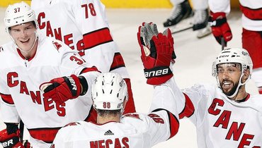 Андрей Свечников (крайний слева) три матча плей-офф не набирает очки.