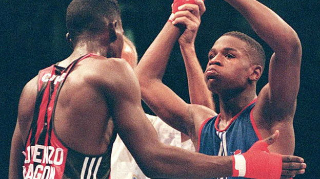 Флойд Мейвезер (справа). Фото sports.cbsimg.net Флойд Мейвезер (справа). Фото sports.cbsimg.net