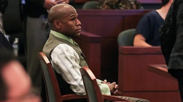 Флойд в зале судебного заседания по делу о домашнем насилии. Декабрь 2011-го. Фото Reuters Флойд в зале судебного заседания по делу о домашнем насилии. Декабрь 2011-го. Фото Reuters